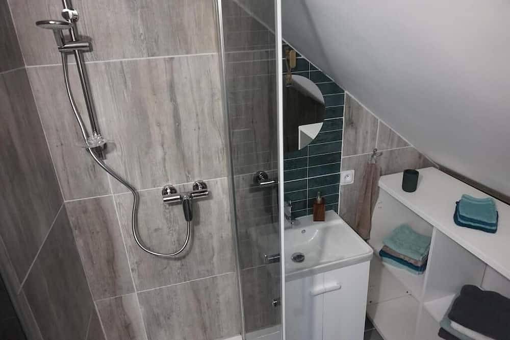 Appartement entier, Appartement Le Séjour des Hobbits avec 2 places de parking intérieur gratuit in Beuvrages, Région de Valenciennes