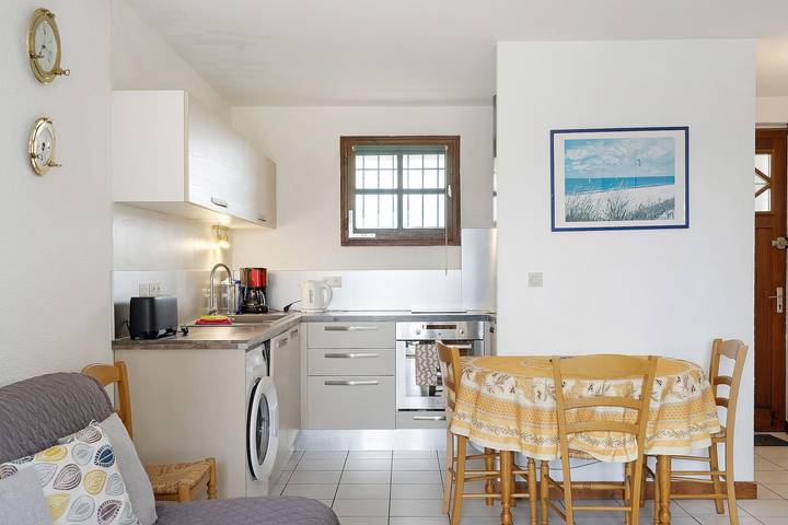 Entire apartment, Apartment "Les Orphies" with Private Terrace, Shared Garden and Wi-Fi in Vaux-sur-Mer, Côte de Beauté