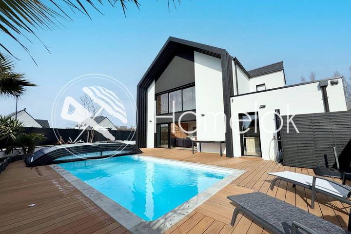 Location de vacances pour 10 personnes, avec Balcon et Terrasse ainsi que Jardin et Piscine à Riantec