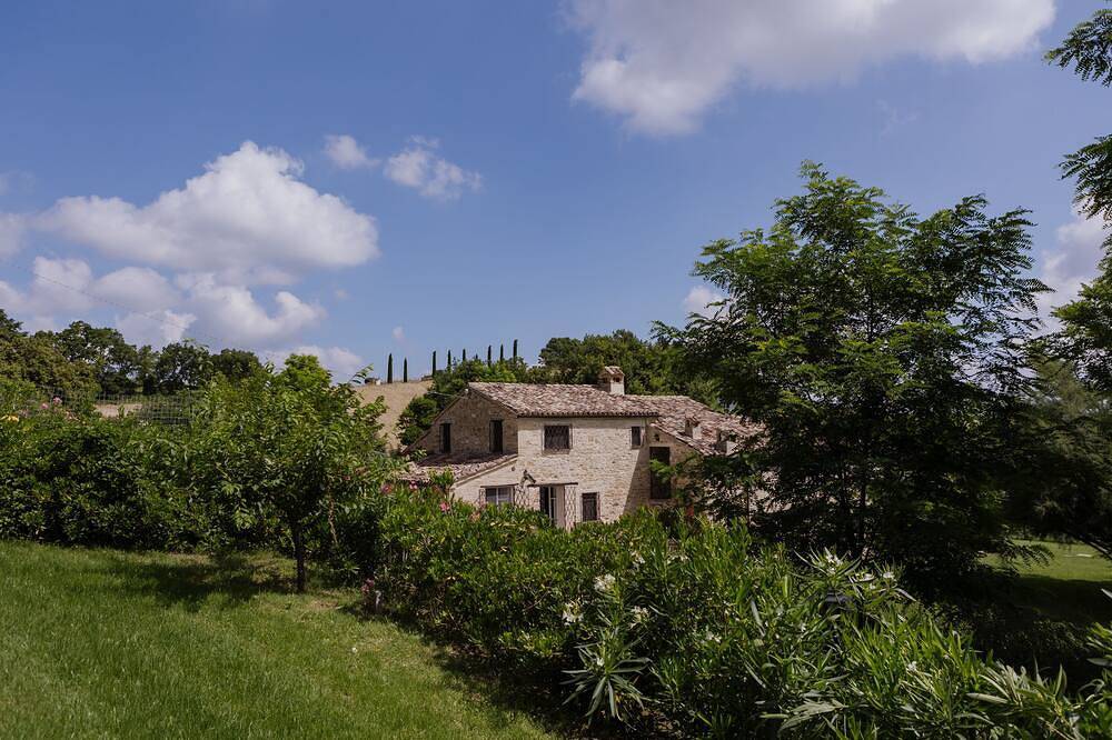 Amazing villa with swimming pool into the nature with view over the Adriatic sea in Treia (Italien), Macerata Provinz