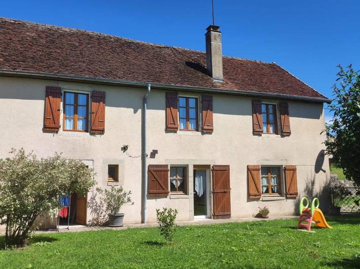 Gîte pour 5 personnes, avec jardin à Grozon