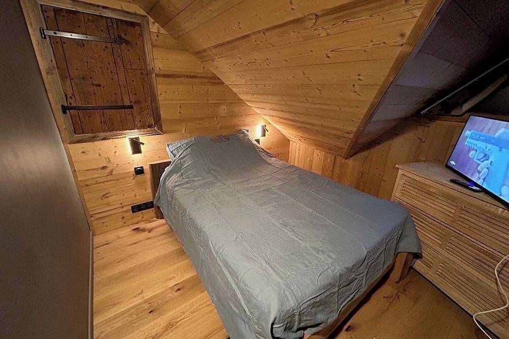 Petit chalet complétement rénové donnant sur la vallée de Maurienne, ski au pied in Saint-François-Longchamp, Le Grand Domaine