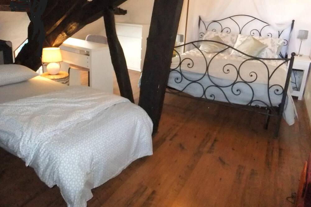 Character 300 year old cottage 100 metres from the Loire, sleeps up to 5 in Pouilly-sur-Loire, Vallée de la Loire