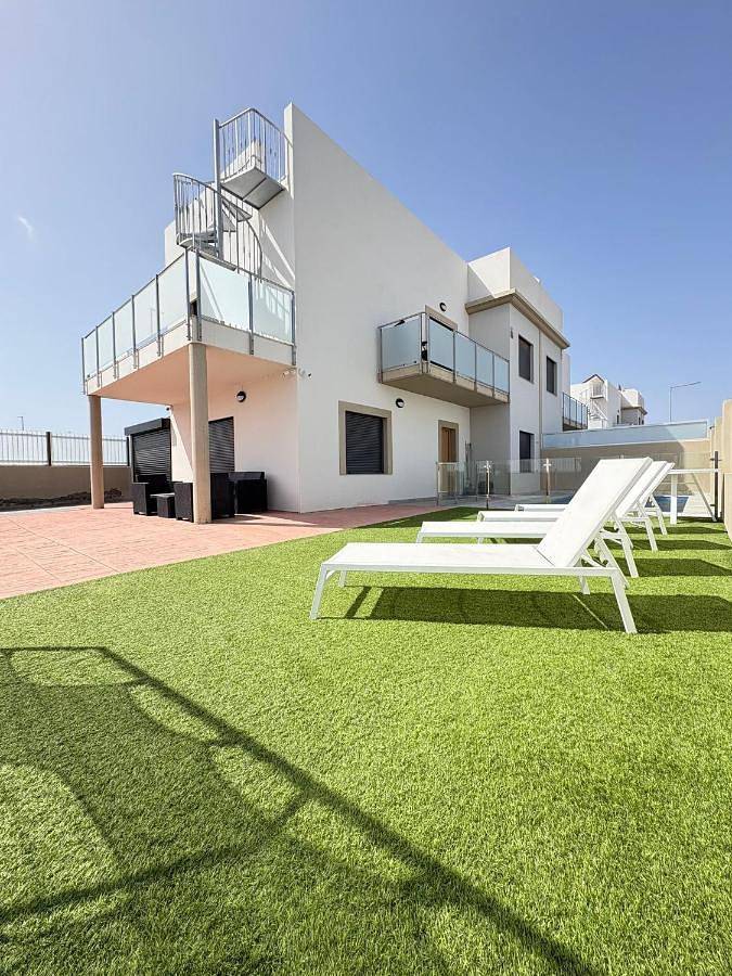 Chalet para 6 personas, con jardín además de piscina y vistas en Amarilla Golf