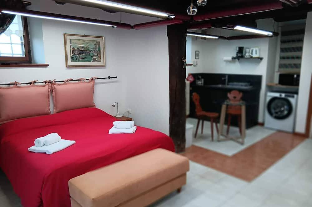 Apartamento entero, Studio apartment surrounded by greenery with parking, pets allowed. in Belluno, Schiara