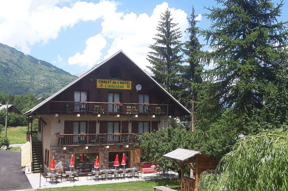 Chalet de charme_15 à 28 personnes  11 chambres   séjours en famille  entre amis in Puy-Saint-Vincent, Parc national des Écrins