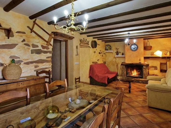 Casa rural para 6 personas, con terraza y piscina en Laroya - 2