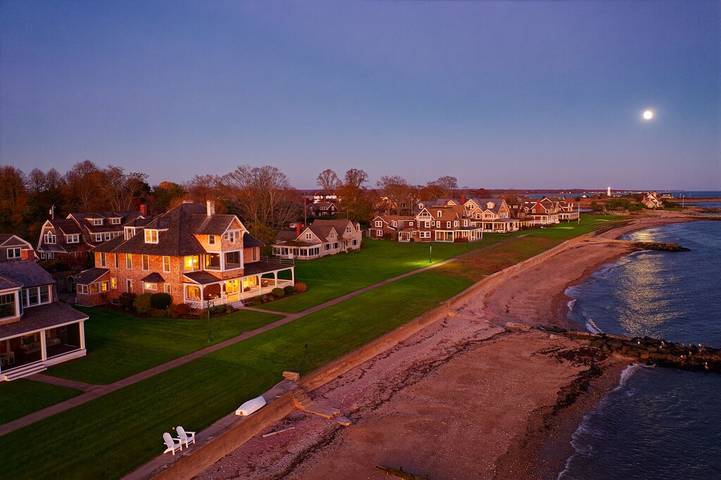 Vacation rental for 16 people, with yard in Old Saybrook