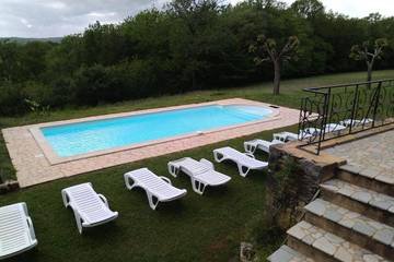 Gîte pour 10 personnes, avec vue et terrasse, animaux acceptés à Tursac