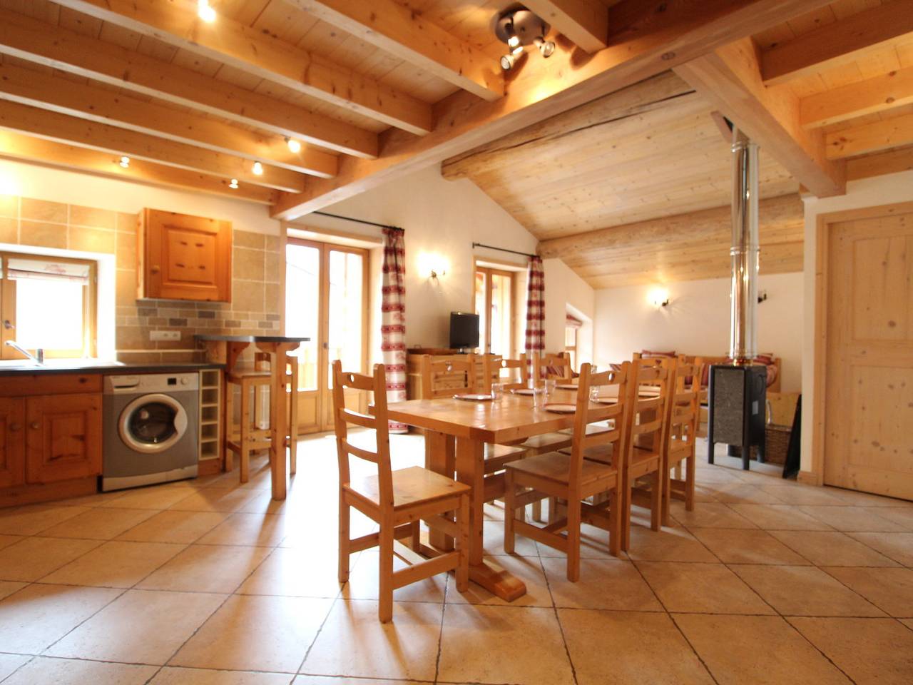 Entire apartment, Spacious 10-Person Duplex Apartment in Heart of Lanslebourg, Val-Cenis in Lanslebourg-Mont-Cenis, Saint-Jean-de-Maurienne region