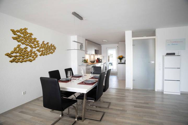 Ganze Wohnung, Komfortable Ferienwohnung mit überdachtem Balkon nahe See und Zentrum in Überlingen in Badestrand Bodensee Yachtclub Überlingen, Überlingen