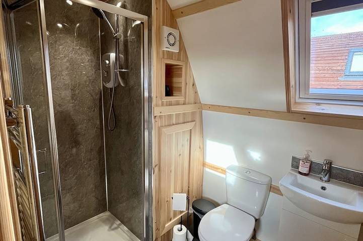 Large-Hot Tub-Cabin-Ensuite with Shower in Scottish Borders