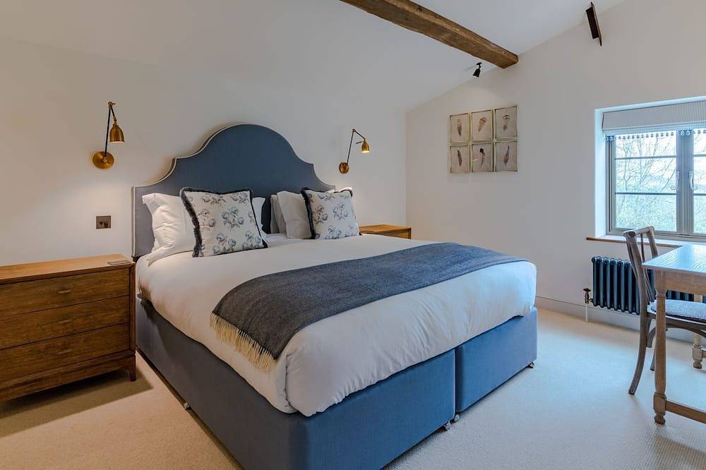 The Old Tractor Shed, Cheltenham - sleeps 12 guests  in 5 bedrooms in Cheltenham, Gloucestershire