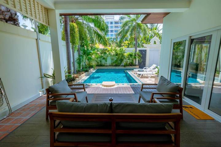Villa pour 2 personnes, avec terrasse ainsi que jardin et piscine à Pattaya