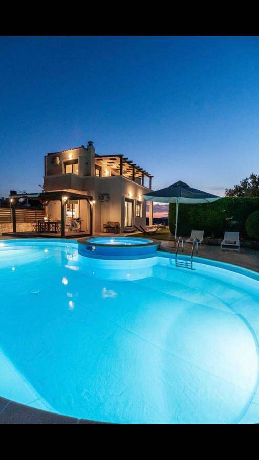 Three-Bedroom Villa with Private Pool in Chania und Umgebung