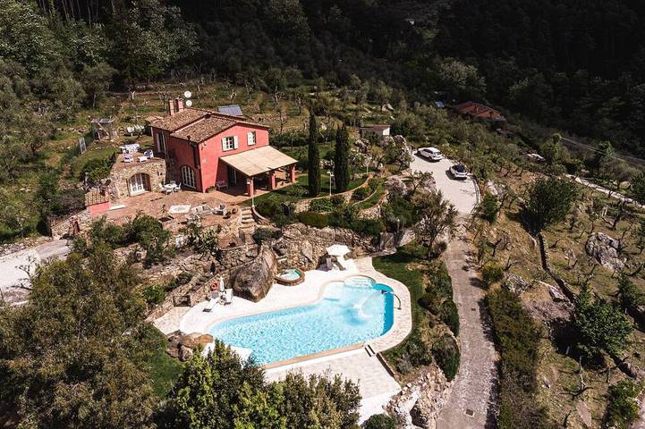 Agriturismo per 9 persone, con piscina per bambini e idromassaggio nonché sauna e giardino in Buti