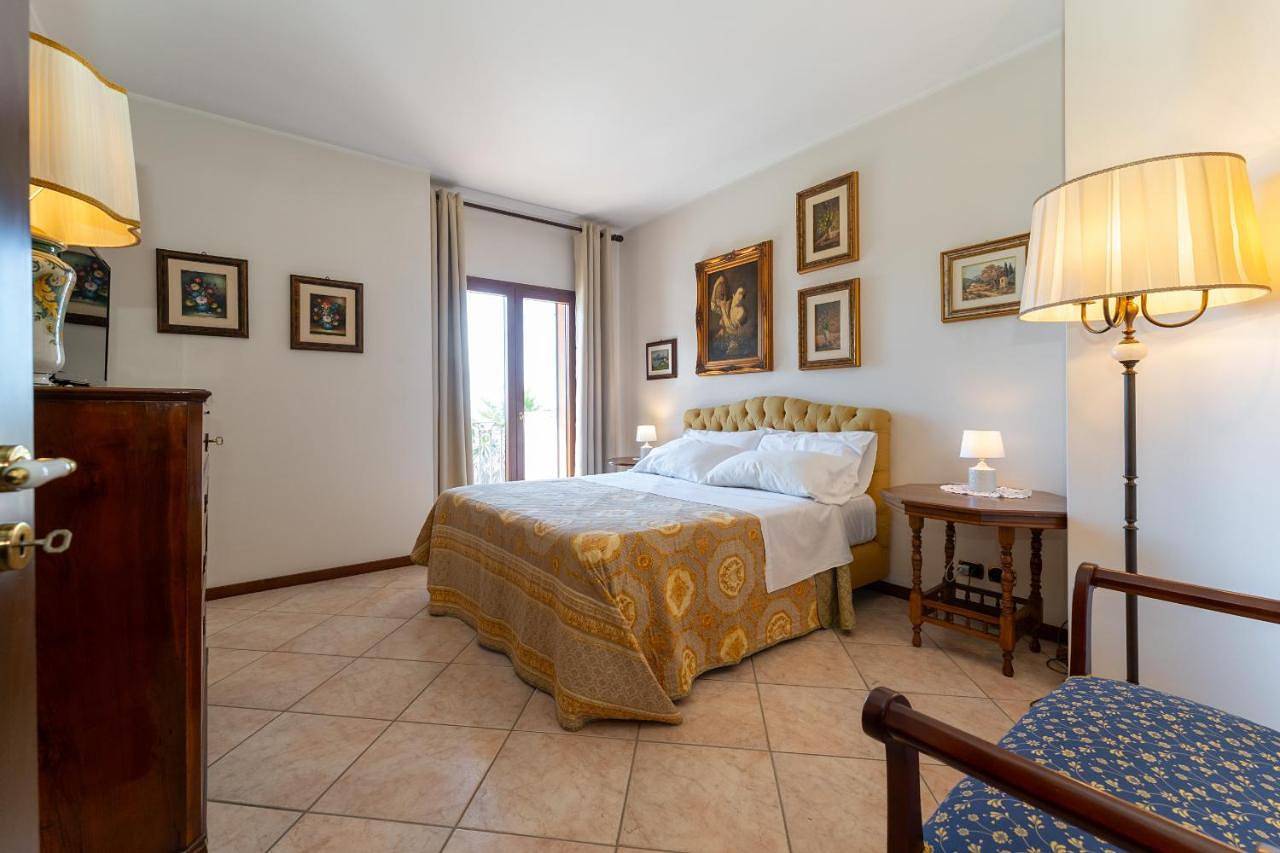 Villa Sole d'Oro - Pool, Garden, and Sea View in San Gregorio di Catania, Catania e dintorni