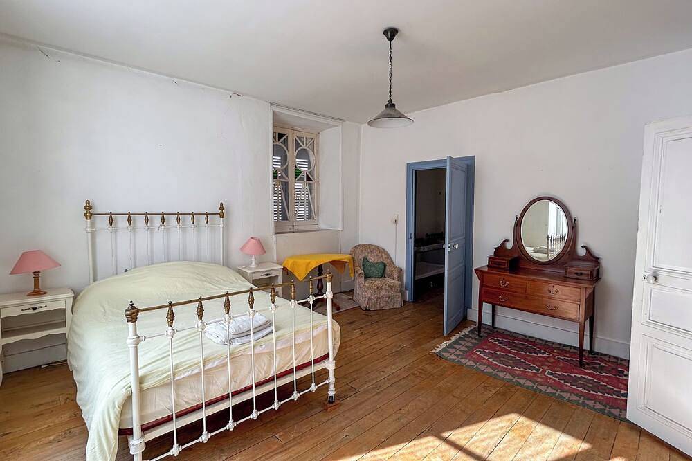 Gîte Maison de Maître 10 personnes - piscine et rivière in Lurais, Région de Le Blanc