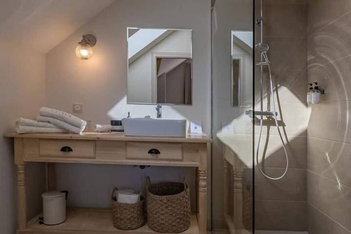 Location de vacances pour 6 personnes, avec terrasse ainsi que jardin et piscine à Yenne - 4