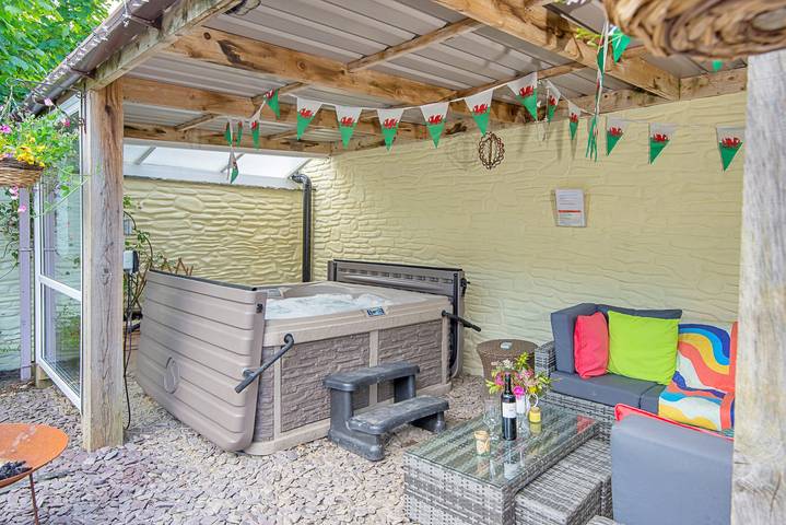 Holiday rental for 4 people, with Hot tub and Garden in Ceredigion