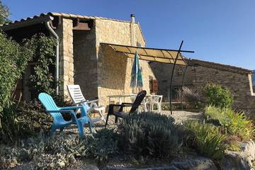 Gîte pour 5 personnes, avec jardin et terrasse à Sainte-Jalle