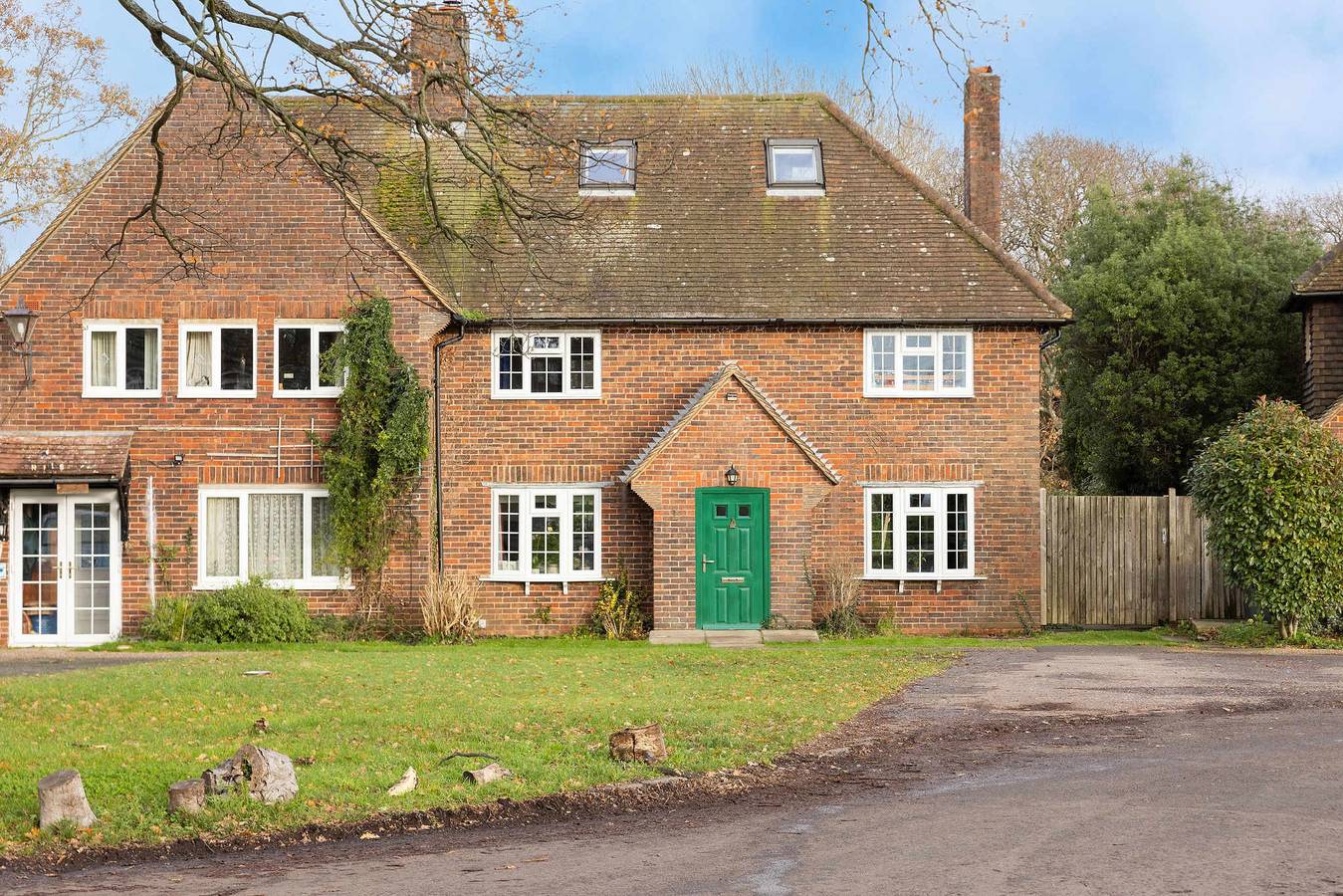 Rural House with Swimming Pool and Gardens in Chidham and Hambrook, West Sussex