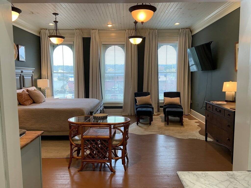 Archer Suite- Remedies Inn historic downtown in Monroe County (TN)