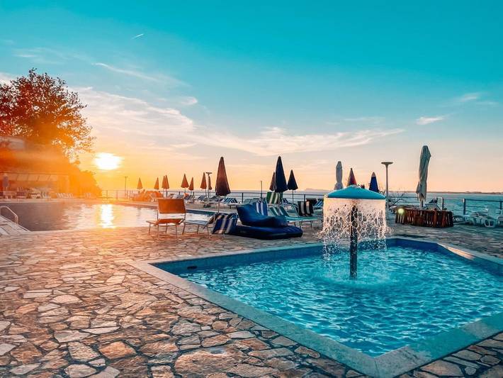 Maison de vacances pour 6 personnes, avec bassin pour enfant et jardin ainsi que piscine et vue