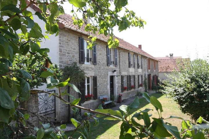 Location de vacances pour 3 personnes, avec Terrasse ainsi que Jardin et Vue sur le lac à Essey