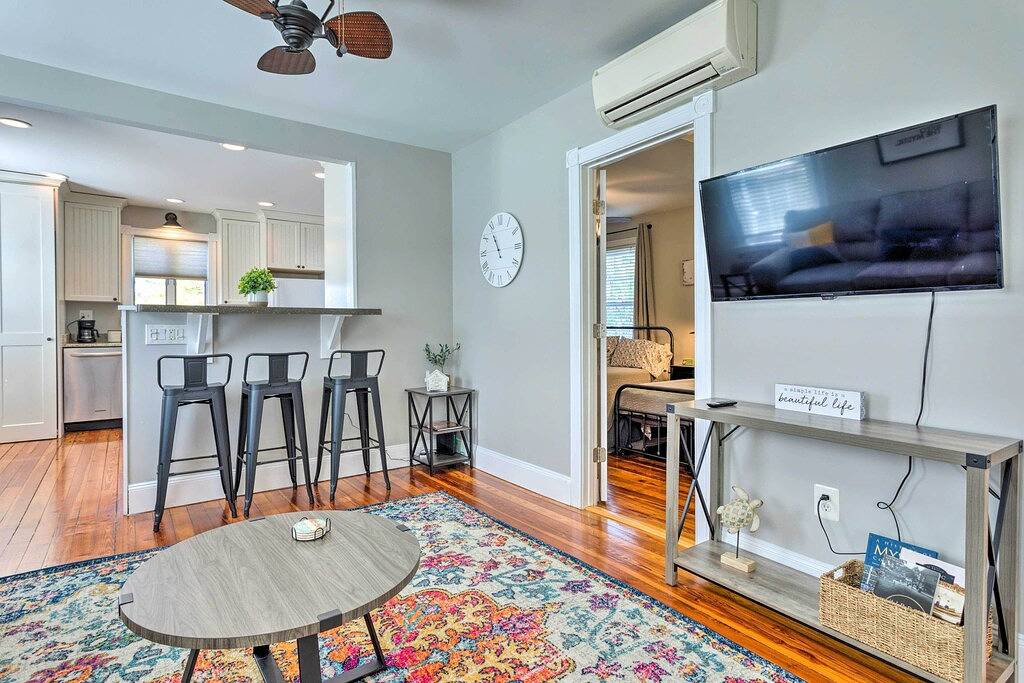 Ganze Wohnung, Mystic Refuge w/ Patio < 1 Mi to Downtown! in Mystic, Connecticut