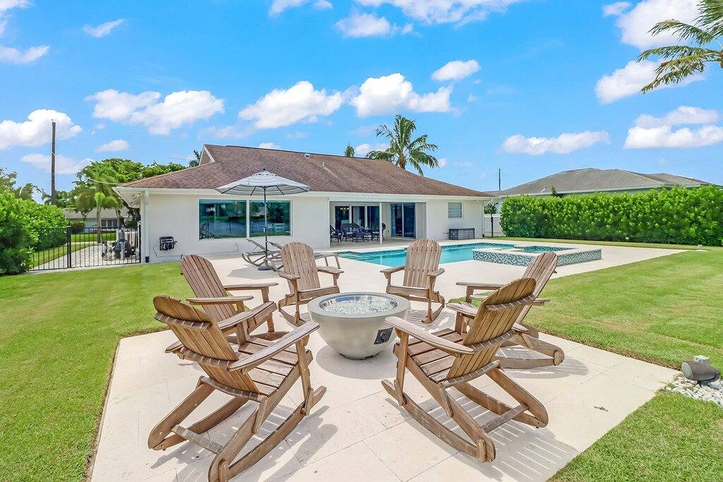 Charming 3Br Lake Home w/ Pool, Hot Tub & Fire Pit in North Naples, Southwest Florida