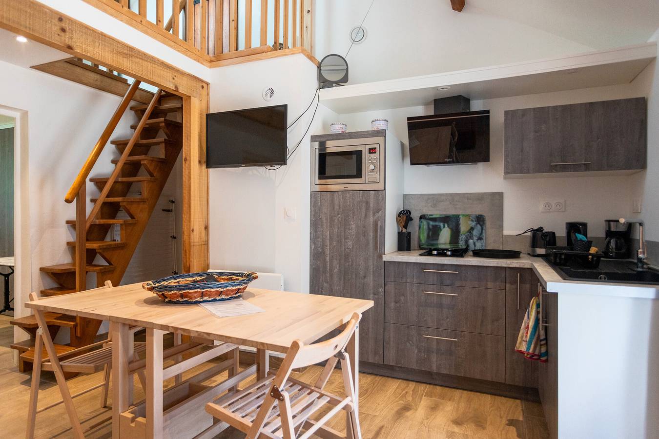 Cały apartament, L'Azuré de Monein – Renovated Duplex with Breathtaking View, Private Pool, Garden, and Mezzanine in Monein, Béarn