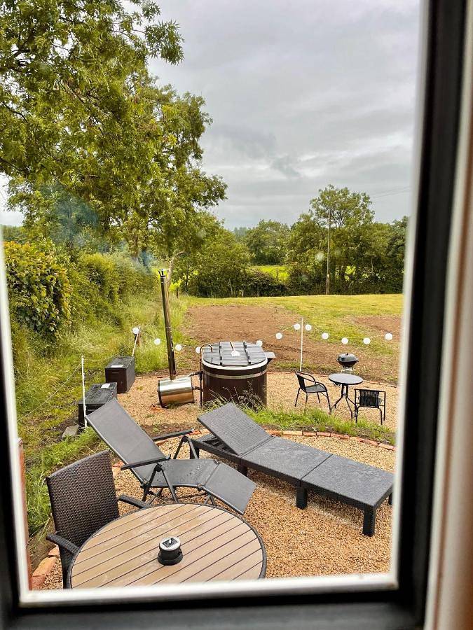 Sheelin Shepherds Hut 2 with Hot Tub in County Cavan