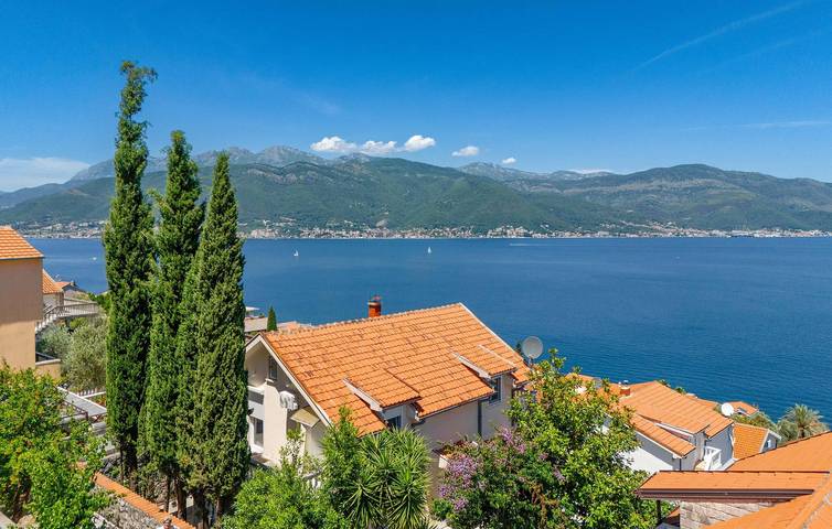 Casa de vacaciones para 15 personas con jardín in Bay of Kotor
