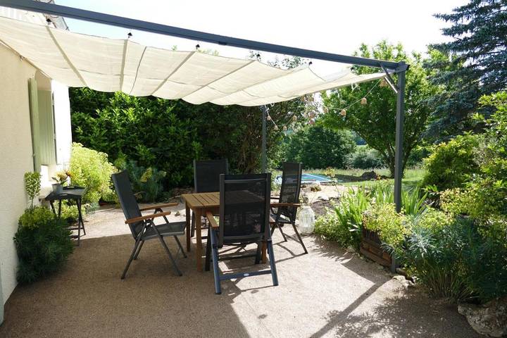 Location de vacances pour 4 personnes, avec jardin ainsi que vue et piscine à Loubès-Bernac - 4