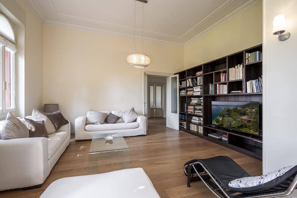 Wonderful restored villa with private access to the beach and huge park in Salò, Gardasee-Berge