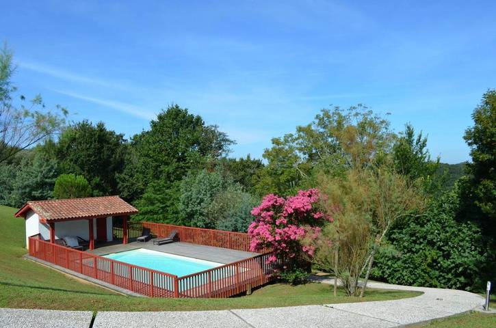 Location de vacances pour 4 personnes, avec Terrasse et Jardin ainsi que Piscine et Vue à Saint-Pierre-d'Irube
