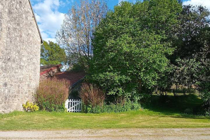 Location de vacances pour 6 personnes, avec jardin à Saint-Yrieix-la-Montagne
