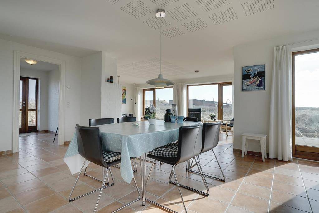 Hochgelegenes, vom Architekten entworfenes Ferienhaus dicht am Strand in Henne, Varde