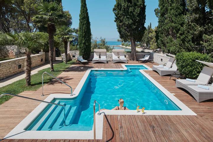 Villa pour 14 personnes, avec jacuzzi et sauna ainsi que jardin et piscine, adapté aux familles dans Brac - 2