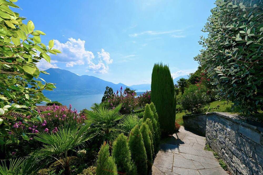 Magnificent villa with indoor pool and prime lake view location in Minusio, Alpes Ticineses y del Verbano