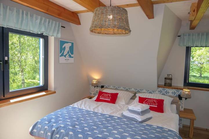 Maison au toit de chaume pittoresque située dans un grand jardin de style parc in Dranske, Région de Rügen