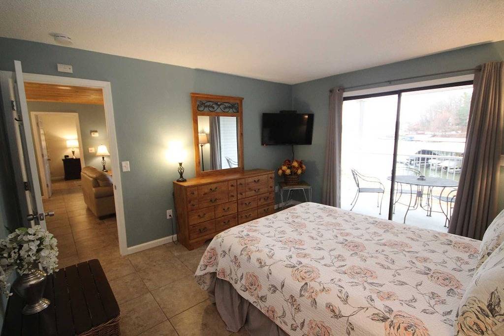 Ganze Wohnung, Keramikfliesenböden, Waterfront Condo, große überdachte Terrasse, tolle Preise! in Osage Beach, Lake of the Ozarks