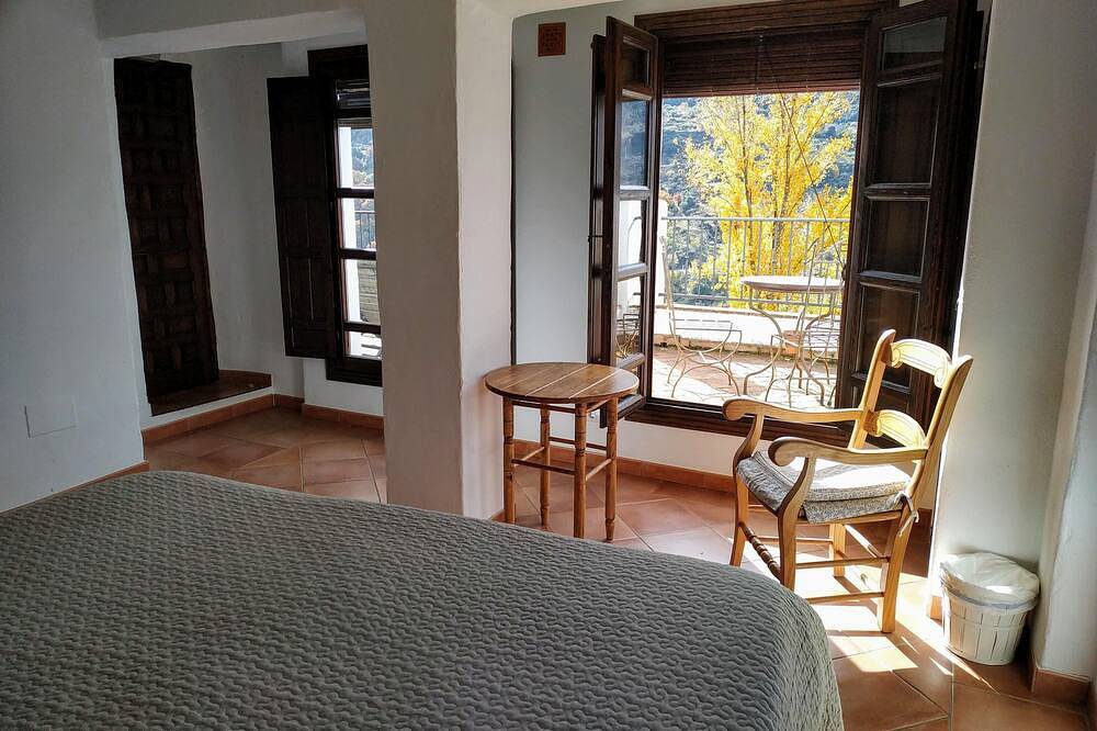 Habitaciones lujuosas con baño privados. Cocina, terazza y salon compartido. in Entorno de Sierra Nevada, Güejar Sierra