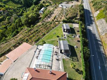 Gîte pour 8 personnes, avec piscine ainsi que vue et jardin dans Mesão Frio
