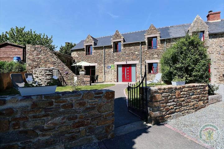 Gîte pour 8 personnes, avec terrasse ainsi que jardin et piscine - 1