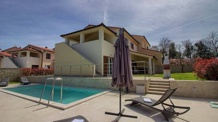 Ferienhaus für 10 Personen, mit Balkon und Balkon/Terrasse sowie Terrasse und Pool in Banjole - 2