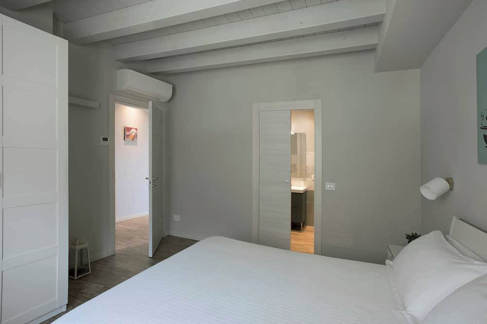 Ganze Wohnung, La Cornice sul Garda - Betulla - lake view and pool in small residence in Villanuova sul Clisi, Gardasee-Berge