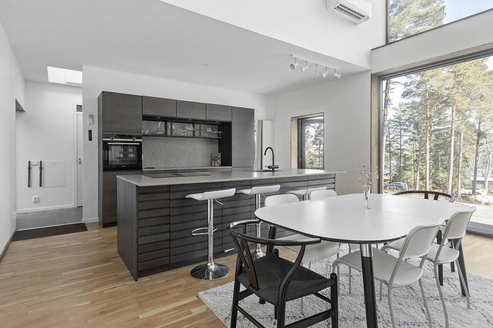 Luftigt hus med stora glaspartier på Adelsö in Adelsö, Mälaren