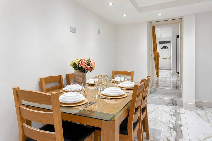 Cardiff 5-Bed House, Sleeps 13 w/ Parking & Garden in Cardiff, Cardiff region